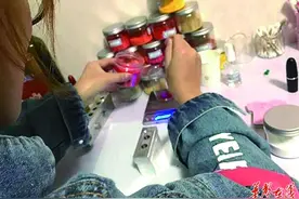 中药口红遭吐槽：网购材料3元能自制一支 保质期、细菌含量不可控图片