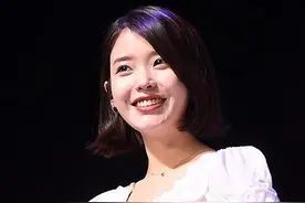 韩国女歌手IU获2017MAMA最佳女歌手奖图片