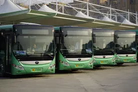 “绿色”新能源号牌首次亮相郑州BRT公交车图片