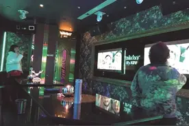 现在的退休大妈真幸福 KTV的白天是大妈们的天下图片