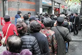 敬老卡年龄下限调整首日 共办理16000多张 网点晚6点还在加班图片