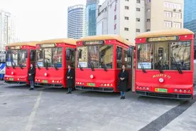 从青岛火车站到极地海洋世界 复古"叮当车"上线图片