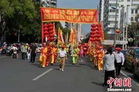 海口举行“装马匹”民俗巡游活动庆元宵图片
