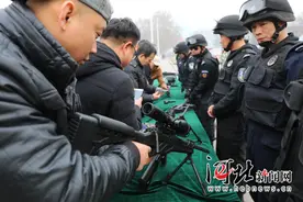 邯郸：市民“亲密接触”特警警用装备图片