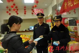 天元区城管入户宣传《株洲市城市综合管理条例》图片