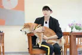 《青春旅社》王源抱大虫一脸宠溺：我的爱就是这么强图片