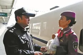 列车长妻子常年患有胃病 铁警丈夫坚持送饭4年图片