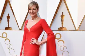 艾莉森·珍妮霸气亮相红毯 身着红色战袍气场强大图片