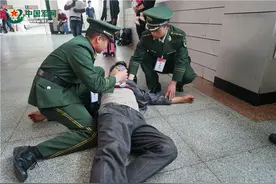 旅客发病晕倒，幸好遇到了兵哥哥……图片