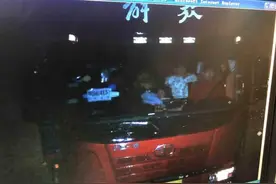 核载3人的货车驾驶室，足足坐了一家7口图片
