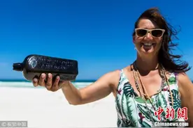 澳洲女子捡到世界最古老漂流瓶 距今已132年图片