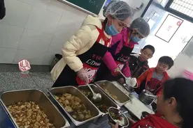 小学食堂8元午饭孩子能吃啥？有的四菜一汤，有的不敌外卖图片