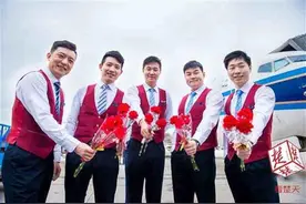 是的！今天这架飞机上没有空姐，只有“空少”！图片