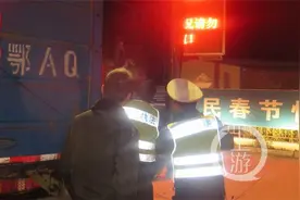 任性！物流货车非法跑客运，深夜车上睡着十多人图片