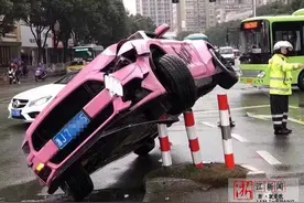 温岭男子开粉红跑车看手机 撞上警示桩差点“起飞”图片