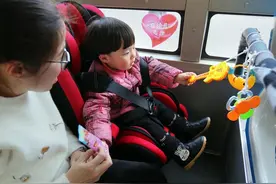 公交车上首设婴幼儿专座 这里的公交服务太贴心图片