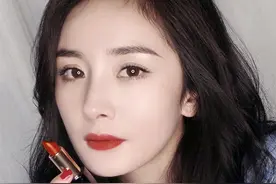 杨幂自曝爱泡脚养生 笑侃自己是精致的猪猪女孩图片