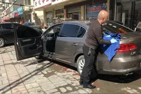 周口“光头哥“免费洗车50余辆 上路免费搭载市民60多人图片