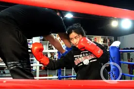 重庆最美拳击女教练 放弃保研资格开起了拳击馆图片