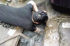 维修工雪天赤膊修水管走红 泡水作业是常事图片