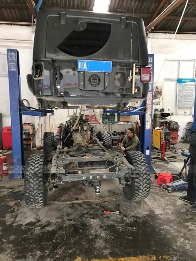 牧马人由丑到娘的进化改装 湖心蓝车漆吸引眼球