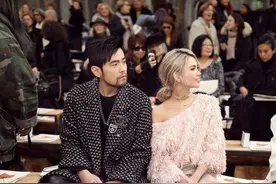 周杰伦没抓住昆凌小手之后，一波神操作笑疯了，这些明星也不知道自己手该放哪里图片