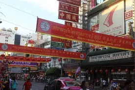 时事｜被老外玩坏的中国春节，他们还用英语写起了对联……图片