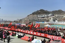 兰州志愿者黄河岸边捡拾垃圾倡民众保护“母亲河”图片