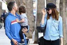 安妮·海瑟薇一家三口同框 老公抱娃眼神发懵图片