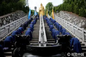 洛阳数百道士跪拜千级台阶上山朝圣，天空现太阳光环奇观图片