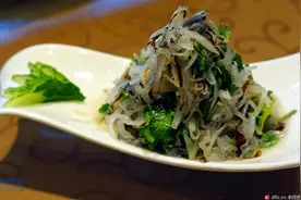 这种常吃的凉菜，竟然有人造假！长期食用会让人傻掉图片