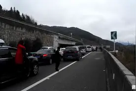 正月初六中午12时，厦蓉高速从江洛香至广西三江段拥堵。视频封面