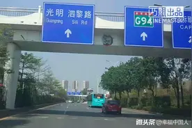 长安汽车深圳工厂就在这条路边。