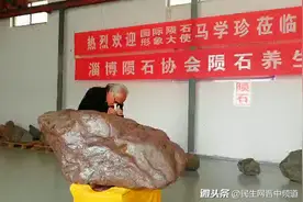 国际陨石形象大使马学珍在山东博山陨石养生馆发现大陨石