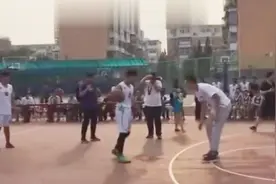 翟小川与中学生单挑，竟被中学生盖帽！视频封面