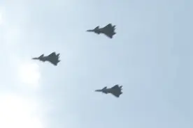 歼20为何由黑色变银灰色：利于空战 这方面已超美军！