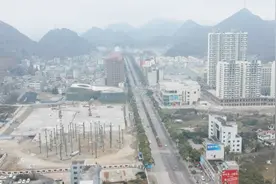 航拍贵州安龙，即将撤县建市，请问现在买房等着升值怎么样？视频封面