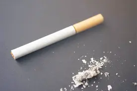 才知道把风油精滴在香烟上这么神奇，几亿烟民的难题一下解决了