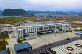 航拍安顺高铁站，容纳上万人的广场，再也不怕春运拥挤了视频封面