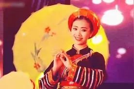 越南小姑娘唱中国老歌《春光美》，歌声纯真感人