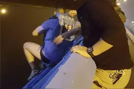 无锡蓝天救援队在太湖夜间训练  正巧救起一落水少年视频封面