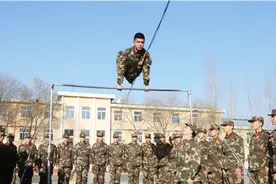 单杠8练习来了！武警排长给您带来一场独具部队特色的器械示范