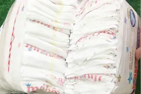 用纸尿裤之前像我这样剪一刀，方便拿取，干净卫生又透气！