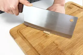 菜刀变钝怎么办？30年磨刀老师傅教我一招，只需30秒，削纸如泥视频封面