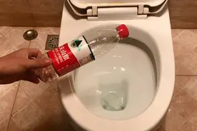 马桶堵塞，只用一个矿泉水瓶，1分钟快速疏通马桶，太实用了视频封面