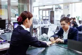 银行柜台多给客户100元，究竟要不要归还?这下可算明白了!