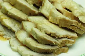 这才是猪肉最好吃的做法，不用一滴水，一瓶啤酒就搞定，简单营养