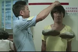 许冠英去应聘保安，身高不够，就脚踩易拉罐，笑喷了