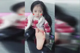 萌妹冬天光脚在地板上跑，被老妈说了一下视频封面