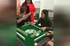 农村搞笑视频，小嫂子打麻将让人笑的肚子疼，也太逗了视频封面